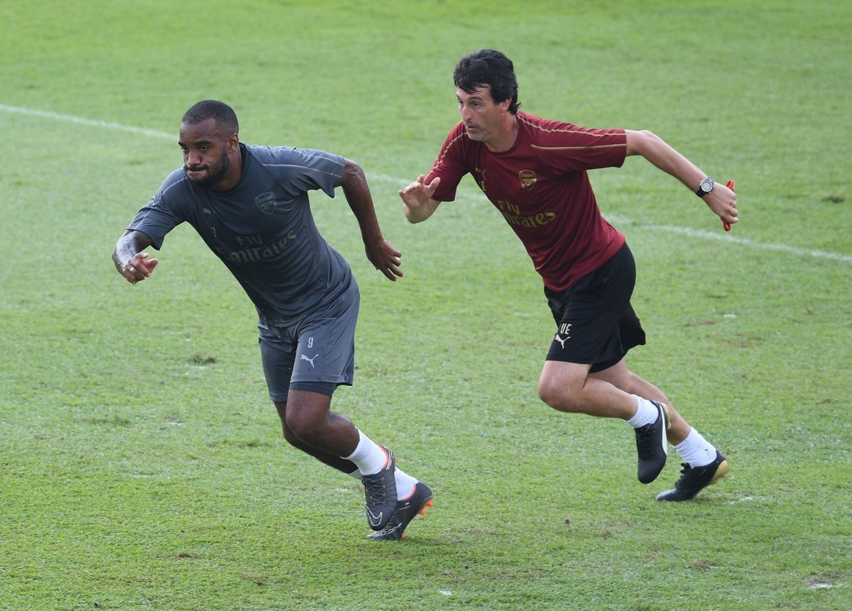 Unai Emery and Alexandre Lacazette in training